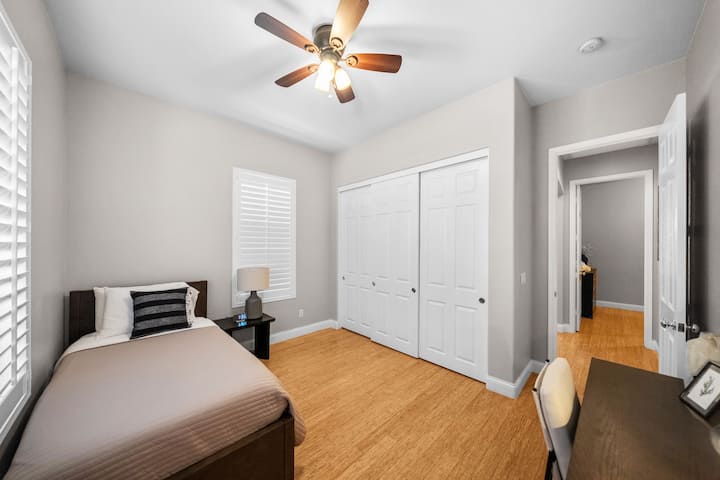 Quarto 3: um retiro luminoso e arejado projetado para conforto e relaxamento. O quarto possui uma cama confortável com uma cómoda cama extra, iluminação suave e decoração encantadora. É um local ideal para recarregar as energias e relaxar.