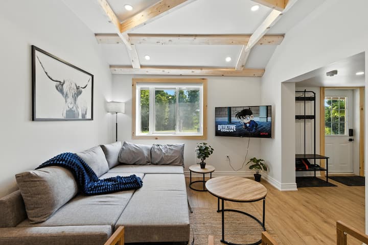 Потопете се в дивана (който служи и като легло), пуснете любимото си предаване на смарт телевизора или се разхладете с климатика. Това е сърцето на дома – идеално за мързеливи сутрини и филмови вечери.