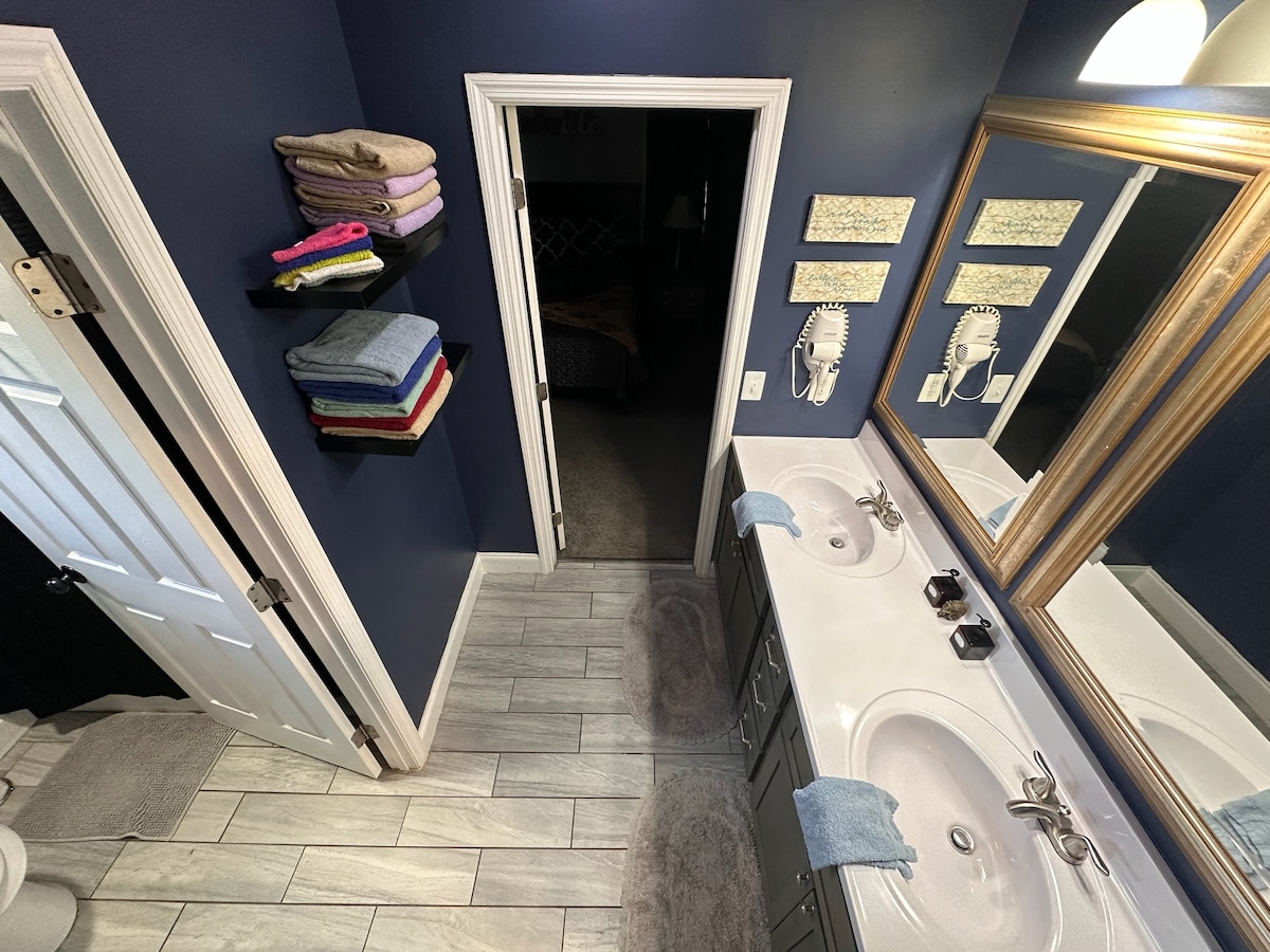 ひ*ん様 Blue room Laid.B Dusk Ventilation D HOT TUB Huge 5BR 4BA 9Beds Quiet Area 10min Dwntwn - Houses for