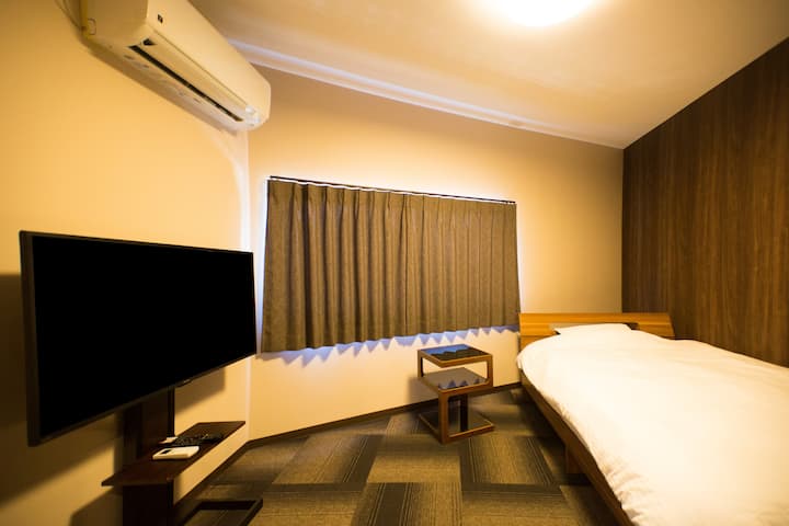 Habitación 6
Hay una cama de tamaño semidoble.
Totalmente equipado con TV y aire acondicionado.
Netflix y YouTube están disponibles.