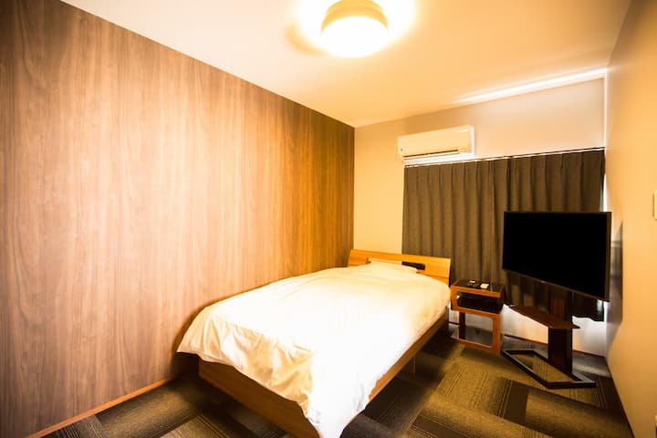 Habitación 5
Hay una cama de tamaño semidoble.
Totalmente equipado con TV y aire acondicionado.
Netflix y YouTube están disponibles.