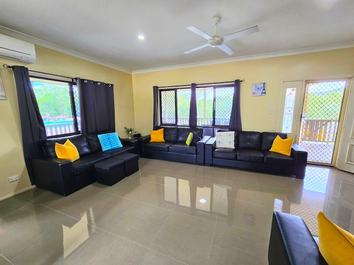 Otvoreni salon s 4 udobna kauča za opuštanje.
Veliki TV ravnog ekrana