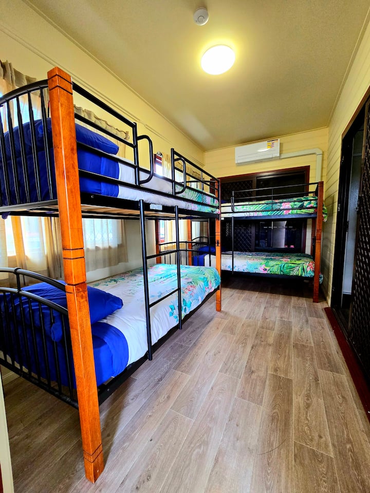 Klimatizirana soba s povratnim ciklusom i 2 x kreveta na kat (za 4 osobe)
Pristup prednjem balkonu.