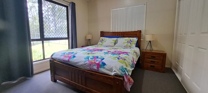 Velika bračna soba s pogledom na olovku za jelene, ugradbenim ormarom i pristupom WC školjci i tuš-kabini „Jack i Jill”.