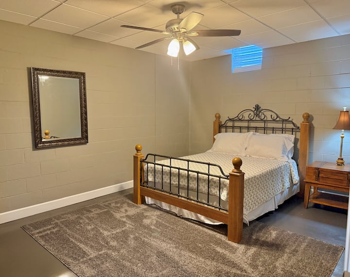 Chumba cha 2 cha kulala kilicho na kitanda aina ya queen, feni ya dari na kabati la nguo