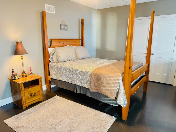 Chumba cha 1 cha kulala kilicho na kitanda aina ya queen, feni ya dari, kabati na mwonekano wa Ziwa Tuscaloosa