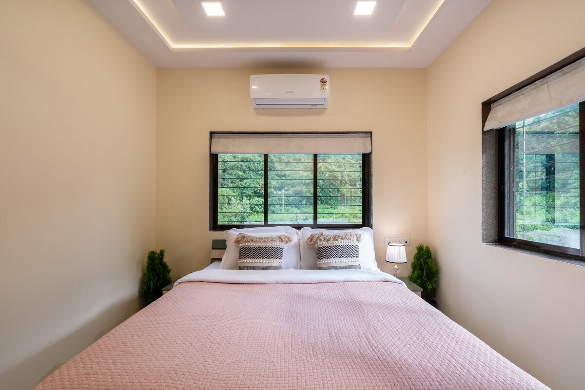 Alaya Stays The Fernstead VK · Hilltop 4 bhk Getaway с басейн, тераса и гледка към хълма