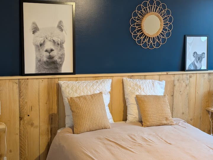 מיטה זוגית בחדר השינה המשפחתי בגודל 140x200 ס"מ