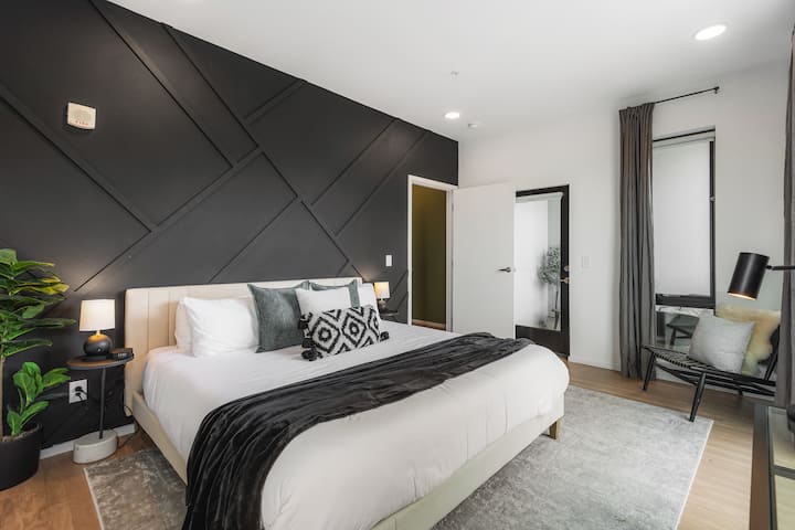 Chumba cha kulala #1 kilicho na kitanda aina ya King, Televisheni mahiri, roshani ya kujitegemea na kabati la kuhifadhia vitu vyako.