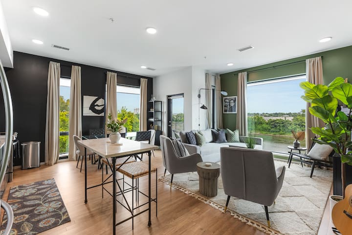 Riverview Condo w/ Garage, Balcony, Walk Downtown