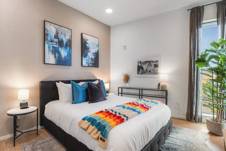 Chumba cha kulala #3 kilicho na kitanda aina ya queen, Smart TV na kabati kubwa la nguo zako.