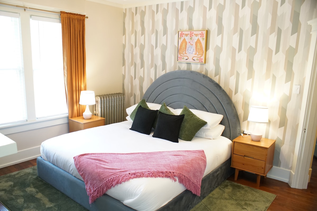 Втората спалня разполага с уютно голямо двойно легло с меки, качествени чаршафи, стилни детайли и очарователна стара камина, която придава топлина и характер – идеално за спокоен и незабравим престой.