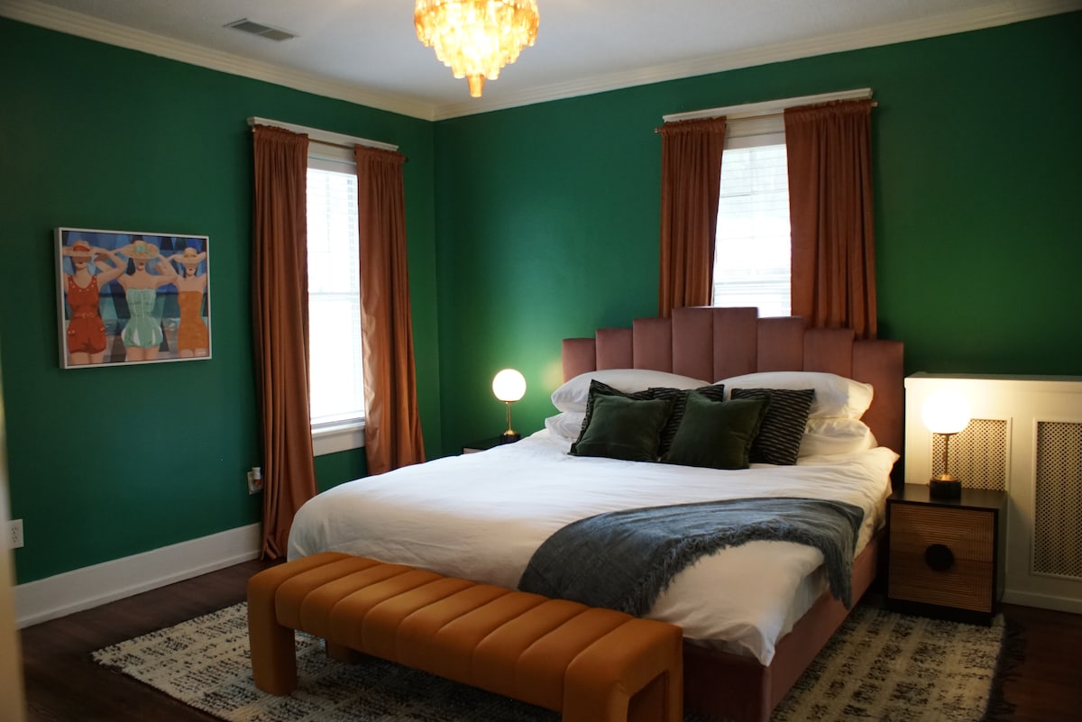 Отпуснете се в просторната основна спалня с плюшено легло с размер King и луксозно спално бельо, лично офис пространство за работа или учене и прилежаща баня за максимален комфорт и удобство по време на престоя ви.