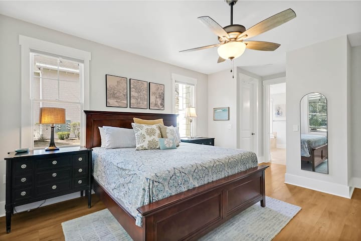 Dhoma kryesore e gjumit ofron një krevat dhe televizor dopio "king-size".  Shumë jastëkë (ndoshta disa shumë!) dhe shumë hapësirë.   