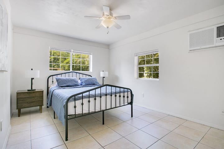 Dhoma e gjumit 4 ka gjithashtu banjë të plotë të bashkangjitur dhe ka A/C dhe ngrohësin e vet me dritare të shumëfishta dhe ka një shkallë poshtë nga zona kryesore e ndenjjes. 