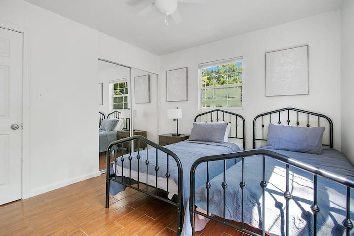 Edhe kjo dhomë gjumi e dytë ka dritare të mëdha për shumë dritë natyrale dhe me pamje nga pjesa e pasme dhe anësore e shtëpisë. 