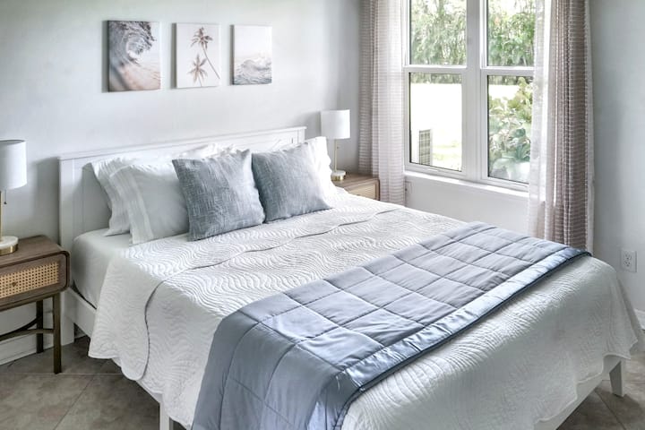 Cómodo dormitorio en la planta baja con una cama tamaño queen, sábanas suaves y luz natural, diseñado para una estadía relajante con fácil acceso a la piscina y a las áreas de estar.