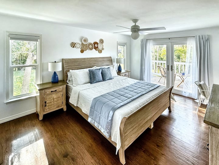 Amplia suite principal con cama tamaño king, detalles en madera cálida y abundante luz natural, además de acceso directo a un balcón privado, perfecta para un retiro tranquilo y relajante.