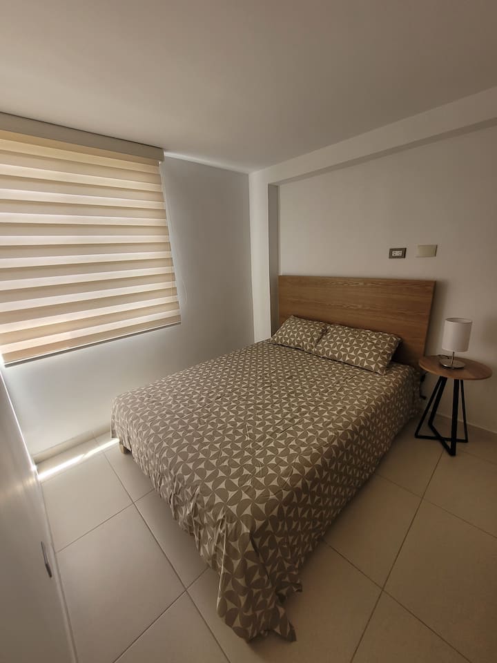 Соба со удобен двоен кревет, приватна бања, плакар и поглед