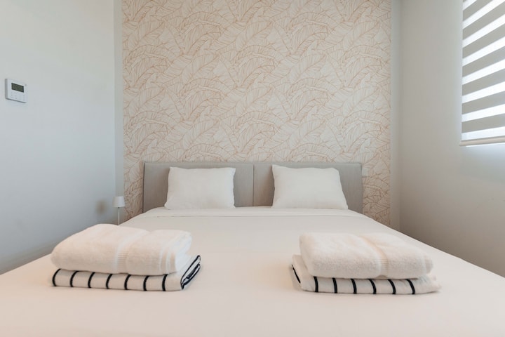 ברוכים הבאים לנווה המדבר הנוח שלכם! מצעים נקיים ומגבות רכות מחכים לכם בחדר השינה השלו הזה, שבו הנוחות פוגשת את הסגנון. מושלם לשנת לילה רגועה אחרי יום של סיורים!