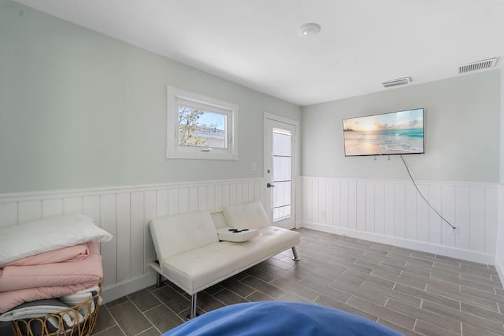 Bedroom 3 with futon and smart tv 