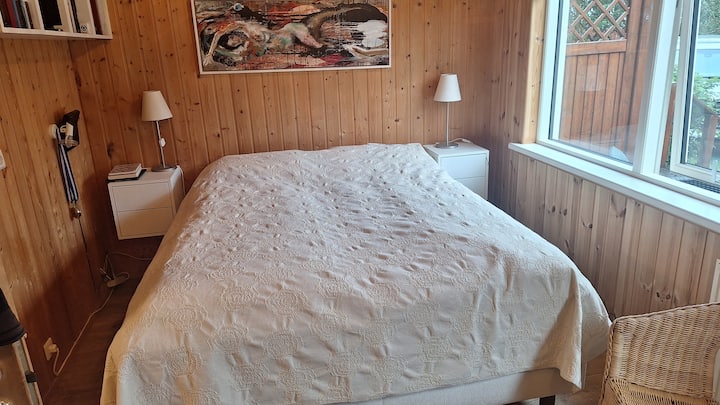 Пространа спална соба , големина на кревет 180 x 200