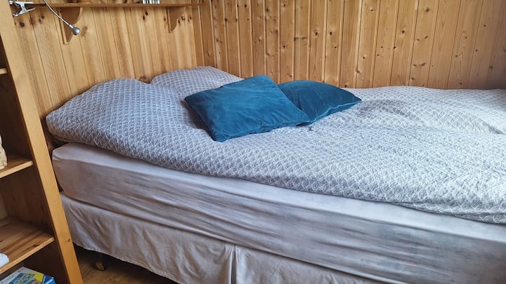 Мала удобна спална соба, големина на кревет 140 x 200 см