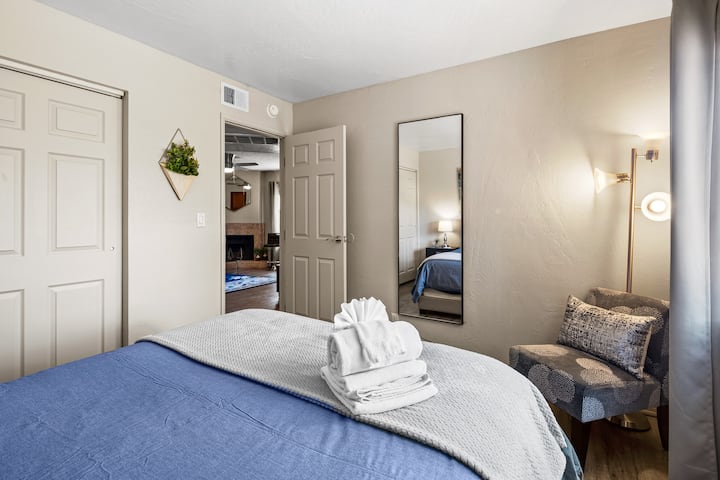 Დიდი კარადა ხელსაბანით, თაროებითა და ტანსაცმლის სათავსოთი.