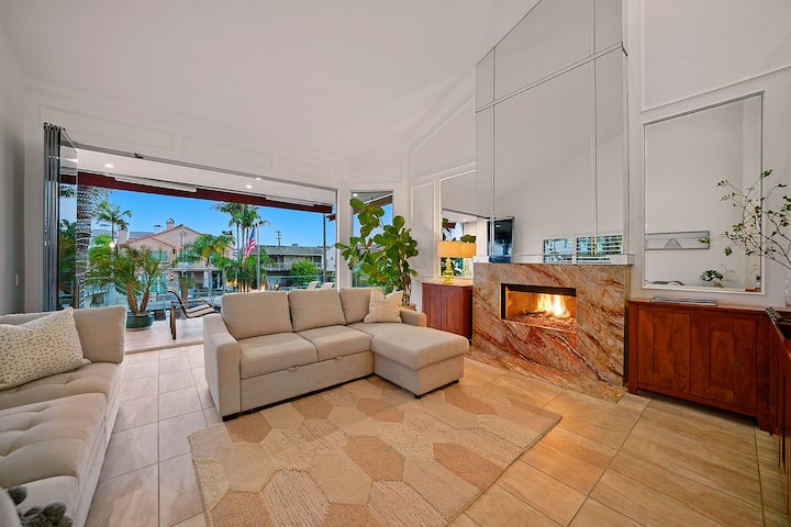 Dnevni boravak s mnogo sjedećih mjesta i plinskim kaminom.