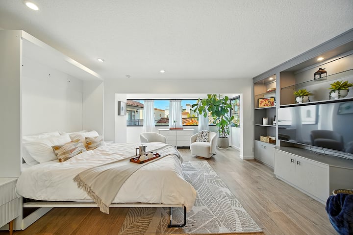 Ova spavaća soba nudi udoban bračni krevet na rasklapanje s udobnim madracem od pjene. Uživajte u sunčanom ambijentu, koji uključuje sjedeće garniture, komodu, ormar i pametni TV. Staklena pregrada sa zavjesama za zamračivanje osigurava privatnost, što ga čini mirnim utočištem.