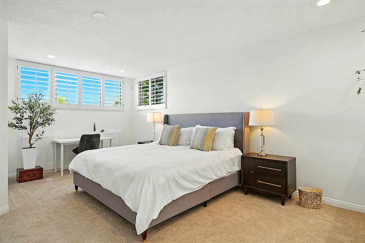 Udoban bračni krevet (180 – 200 cm) u glavnoj sobi na trećem katu s lampama za čitanje i radnim stolom. 