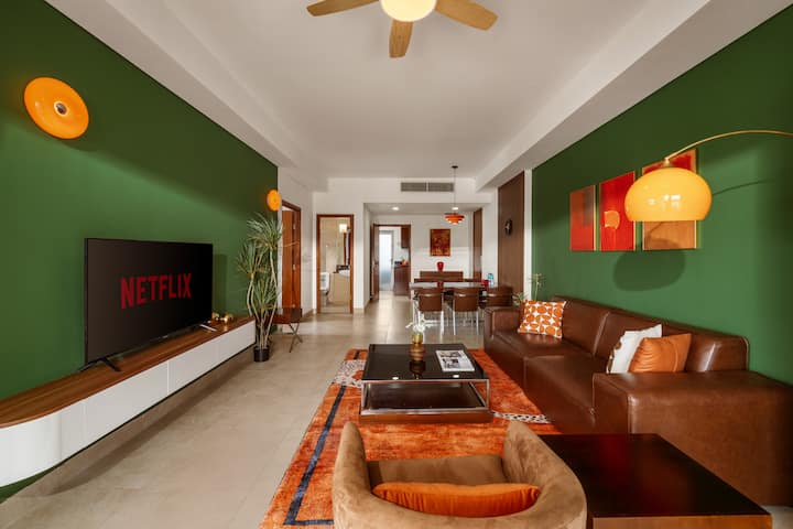 להירגע בטרקלין מרווח שבו חלונות מהרצפה עד התקרה חושפים את נהר האן, גשר נהר האן וקו הרקיע. ספה מעור מפנקת, טלוויזיה חכמה עם נטפליקס ועיצוב מעודן הופכים כל רגע לנופש עירוני מפואר.