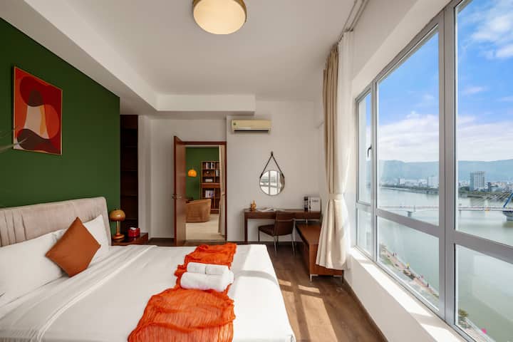 שולחן פרטי ליד החלון מציע מרחב מעורר השראה לעבודה מרחוק, המשקיף על הנהר ועל קו הרקיע. עם Wi-Fi מהיר ואווירה שלווה, הפרודוקטיביות זורמת באופן טבעי בבית המוגבה הזה.