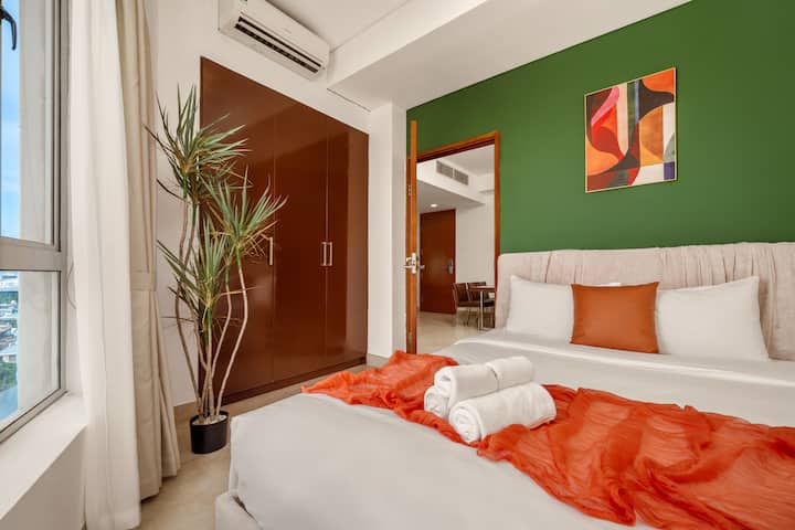 חדר השינה השני, עם מיטת קווין סייז וריהוט מודרני, מציע גם פרטיות וגם סטייל. חלונות גדולים מזמינים אור יום ואילו וילונות האפלה מבטיחים שינה נינוחה, מה שהופך אותו למושלם למשפחות או לאורחים מלווים.