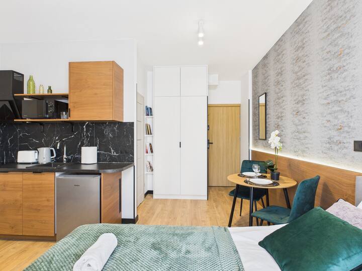 ثلاجة، موقد كهربائي، فرن، ميكروويف، غسالة أطباق، أدوات مائدة أساسية، غلاية كهربائية، مجموعة من الأواني والمقالي، أدوات المائدة. 