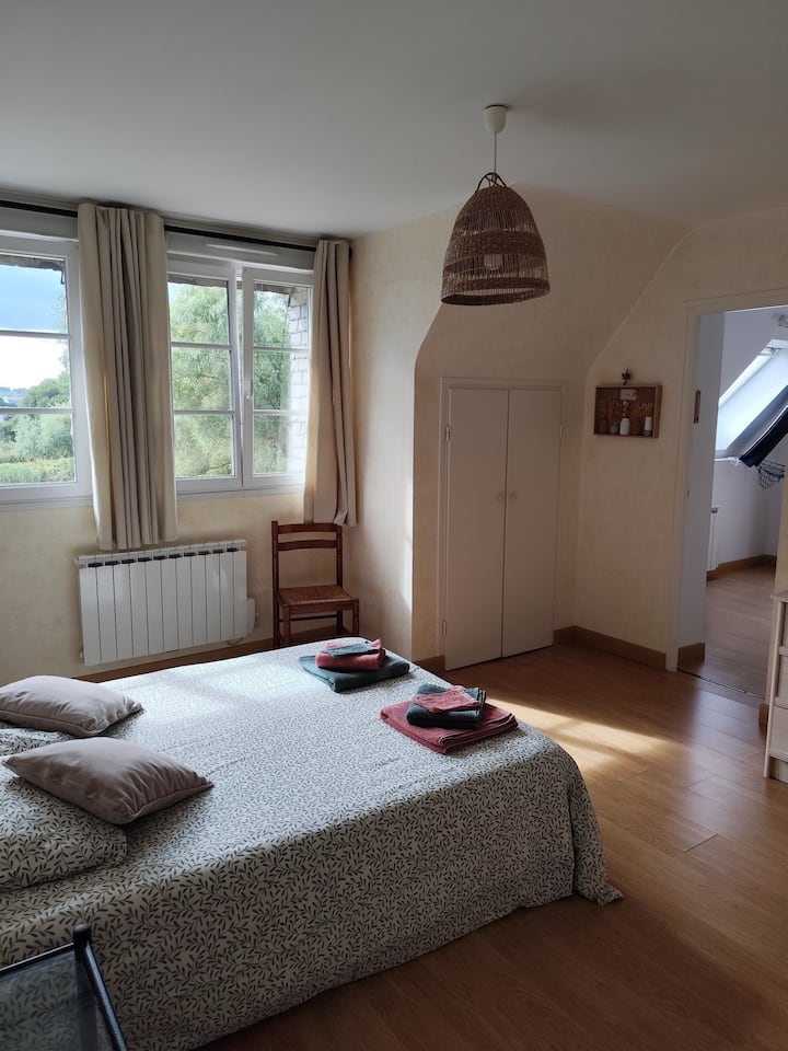 
„градинска“ стая, с изглед на юг, пред голяма защитена зона, много тихо.
Има гардероб, скрин и голям телевизор.

Тя е директно свързана с „морската“ стая. Много подходящо за двойка