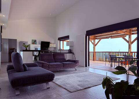 Top Airbnb: Villa Le Gillaou ocean view, jacuzzi & absolute calm in La Possession