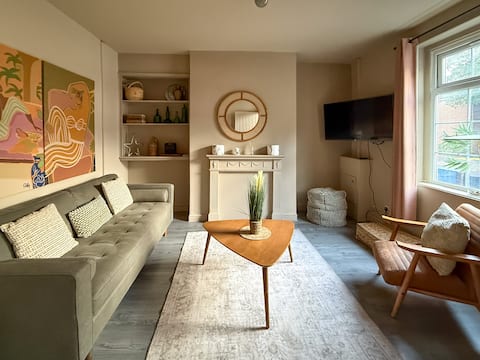 #59 Spacious Canal View City Centre | Free WiFi