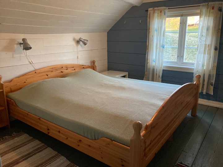 Dans la chambre au nord, il y a un lit double extra long et un lit bébé. Sur la casserole, il y a plusieurs couettes, oreillers et couvertures. De plus il y a un lit de voyage pour les bébés.