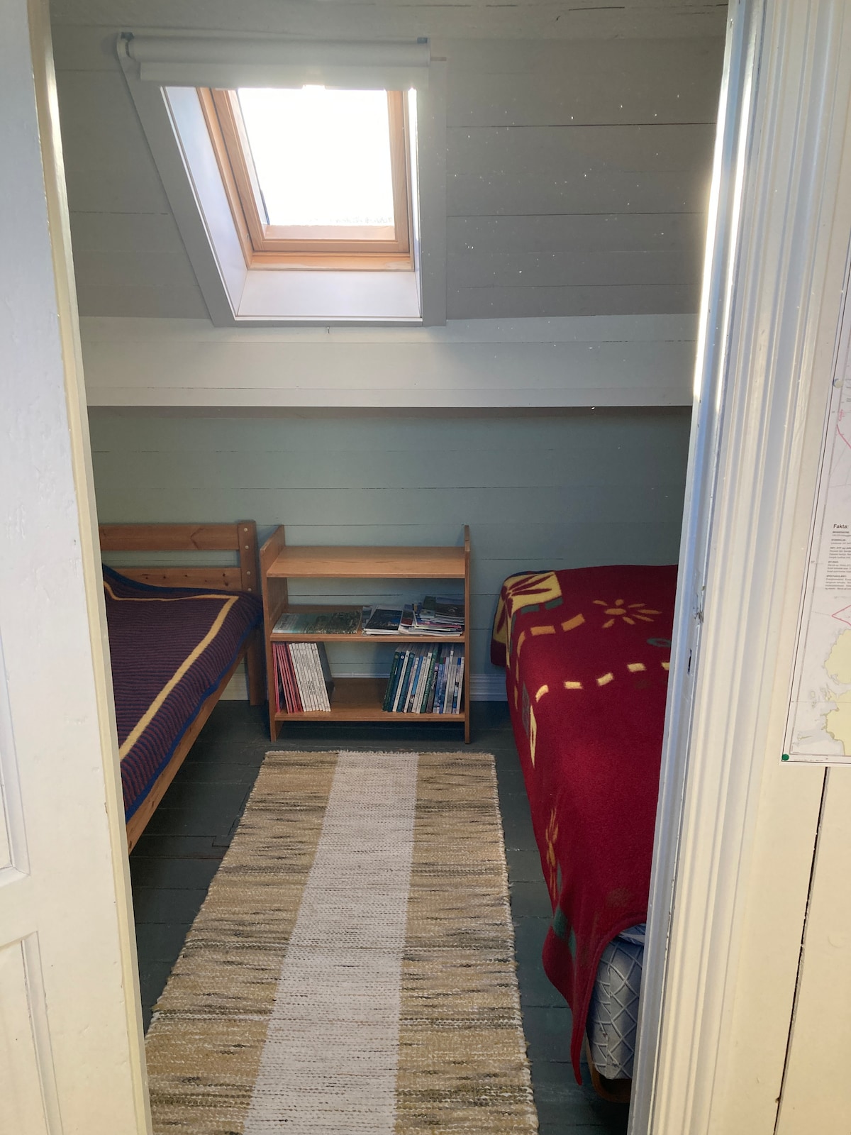 غرفة بسرير عادي وسرير قصير (بطول 170 سم) لتناسبه.