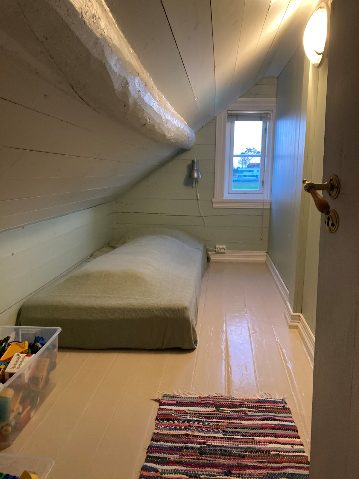 مخفوق مع مرتبة أرضية. لا يمكن الوقوف هنا.