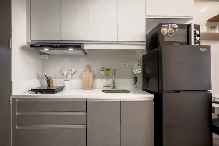 *New* Condo Above Restaurants & Grocery - Cebu City