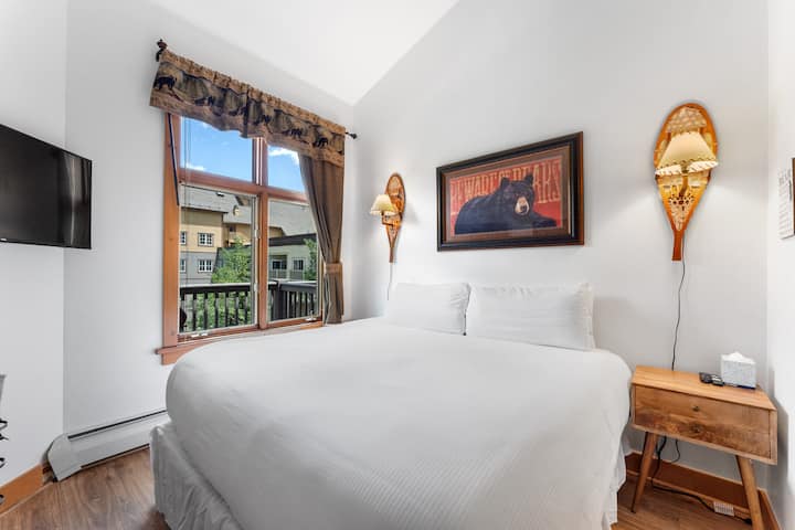 غرفة نوم رئيسية بسرير بمقاس كينج وفراش فاخر وحمام داخلي. 