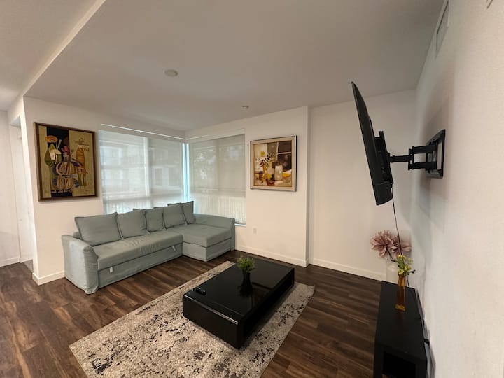 Artsy 2bd 2bath~ Free Parking Pool Gym Jacuzzi - Beverly Hills, CA