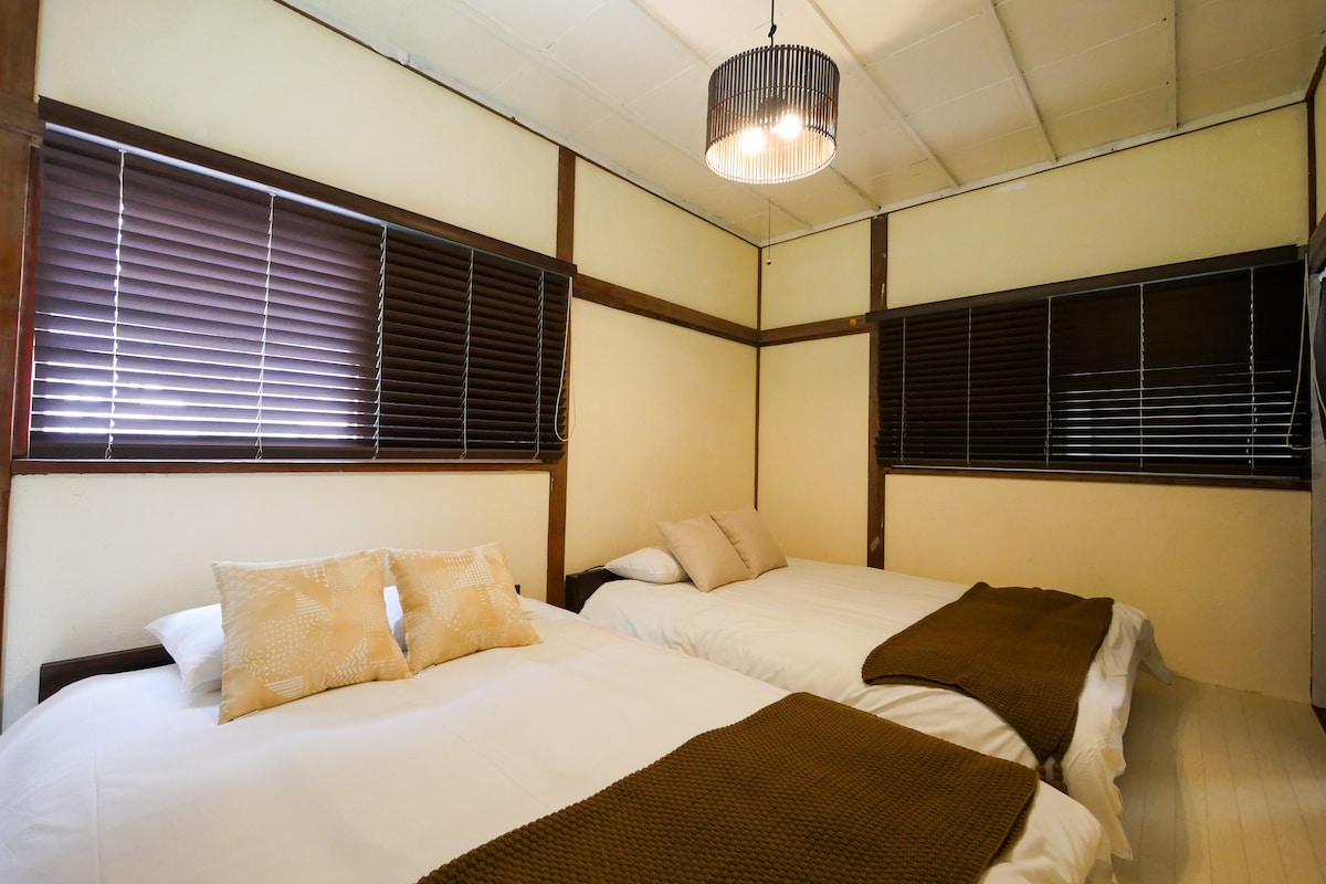 2 tweepersoonsbedden.Je kunt in totaal maximaal vier personen slapen.