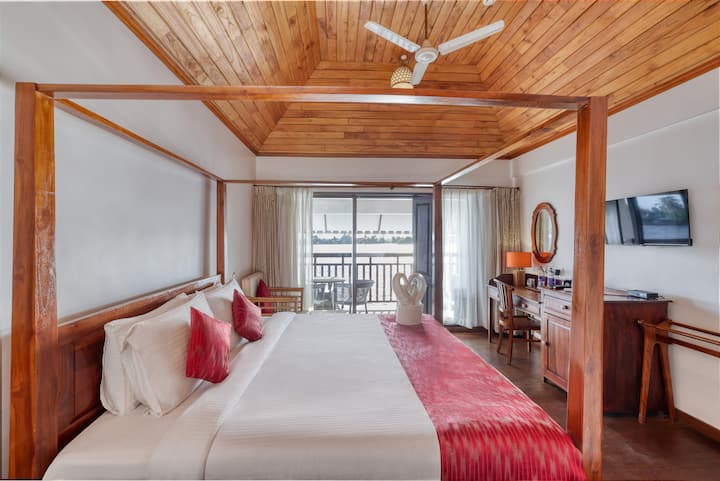 Alaya Stays Paloma Premium Room VK · Apartman Backwater s pogledom na jezero, restoranom i zajedničkim bazenom