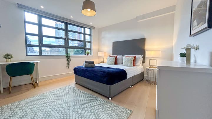 Spálňa 2 s manželskou posteľou, šatníkom, pracovným priestorom a veľkým oknom pre prirodzené svetlo. Ideálne umiestnené v blízkosti Marylebone, Regent's Parku, Baker Street, Oxford Street, Hyde Parku a Little Venice, ideálne na prácu a relaxáciu.