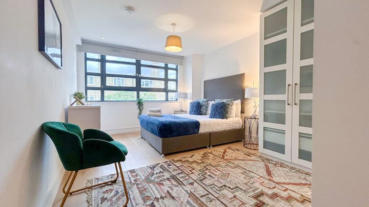 Spálňa 1 je vybavená manželskou posteľou, šatníkom, vlastnou kúpeľňou, útulným posedením a veľkým oknom na prirodzené svetlo. Blízko Marylebone, Regent's Park, Baker Street, Oxford Street, Hyde Park a Little Venice