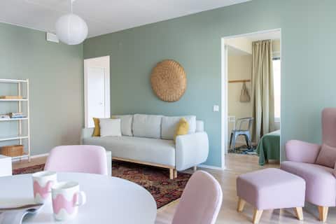Top Airbnb: Free parking & AC! Tikkurila 3-room nest in centre in Vantaa