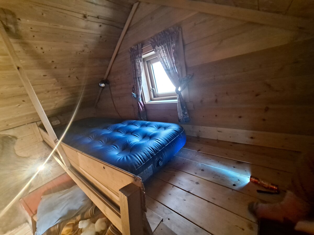 Ka 3 dyshekë me ajër dhe dyshekë të rregullt, kjo është fotografia e krevatit të sipërm të krevateve marinar në kabinë. 